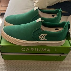 NIB Cariuma Green Slip on canvas ivory logo sneaker men's size 12 women's 13.5